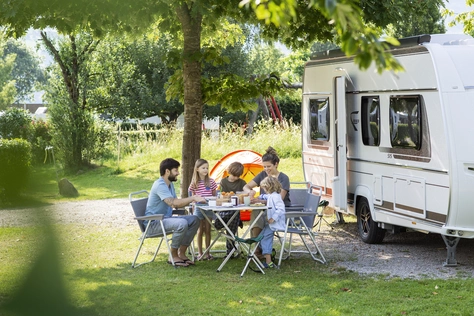Camping Familie Sommer Camper Familie im Sommer beim Essen vor dem Wohnwagen.