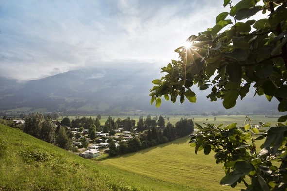 Campingplatz mit Bergpanorama - Natürlich HELL Camping & Aparthotel 