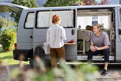 Camping mit VW-Bus Zwei Personen mit einen VW-Bus beim Campen